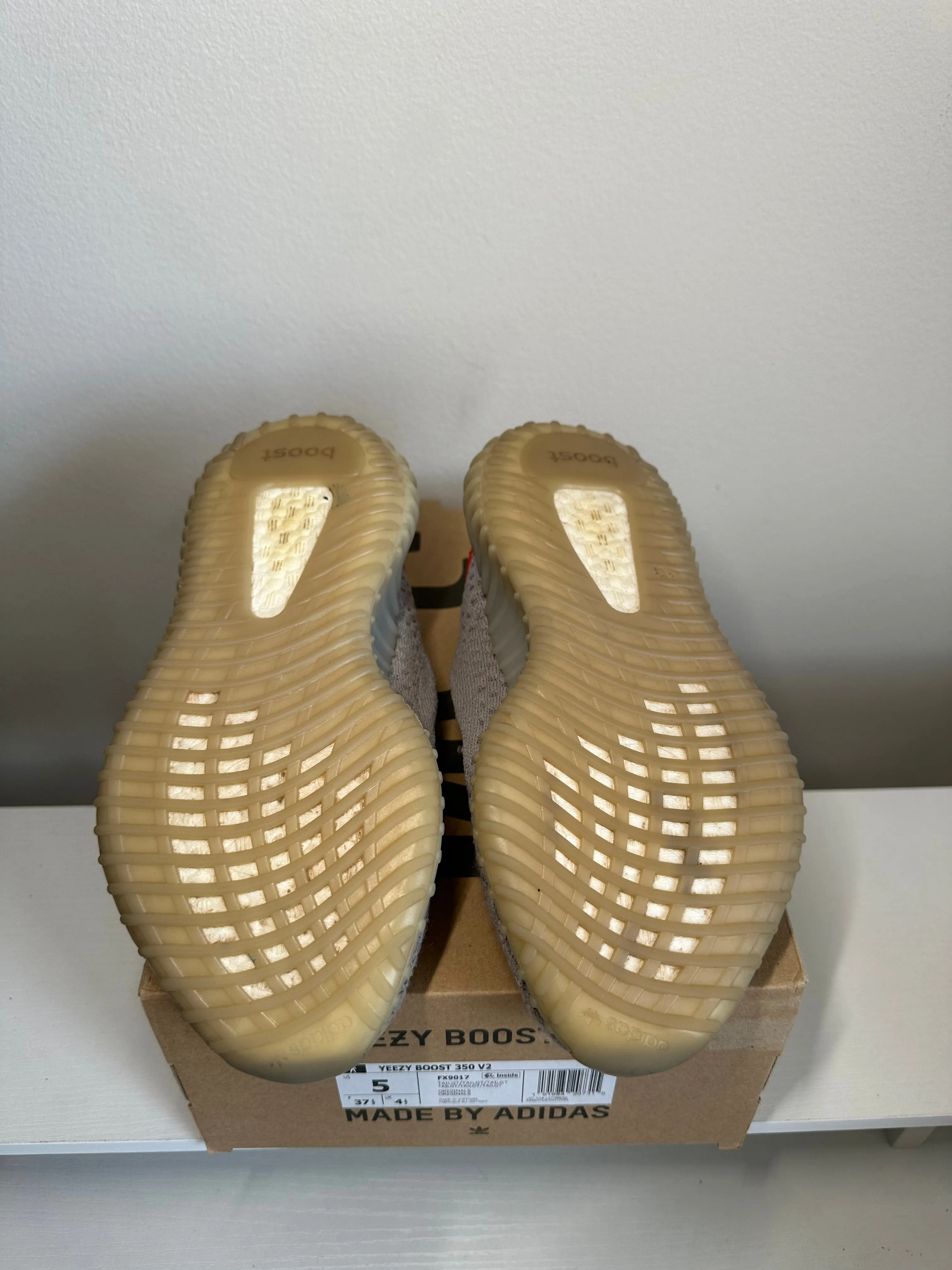 adidas Yeezy Boost 350 V2 Tail Light *pre-owned* (SIZE 5Y)
