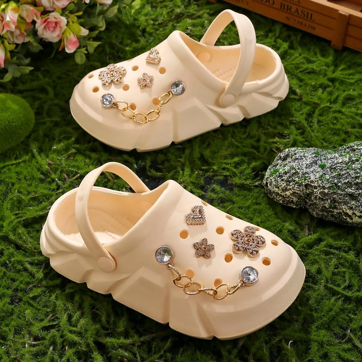 Cute Butterfly-Themed Lightweight Girls' Clogs, Platform Soft Sole Closed Toe EVA Home Garden Clog Shoes, Two-Way Wear Breathable Beach Clogs, Trendy Non-Slip Slip-On Sandals for Outdoor Indoor