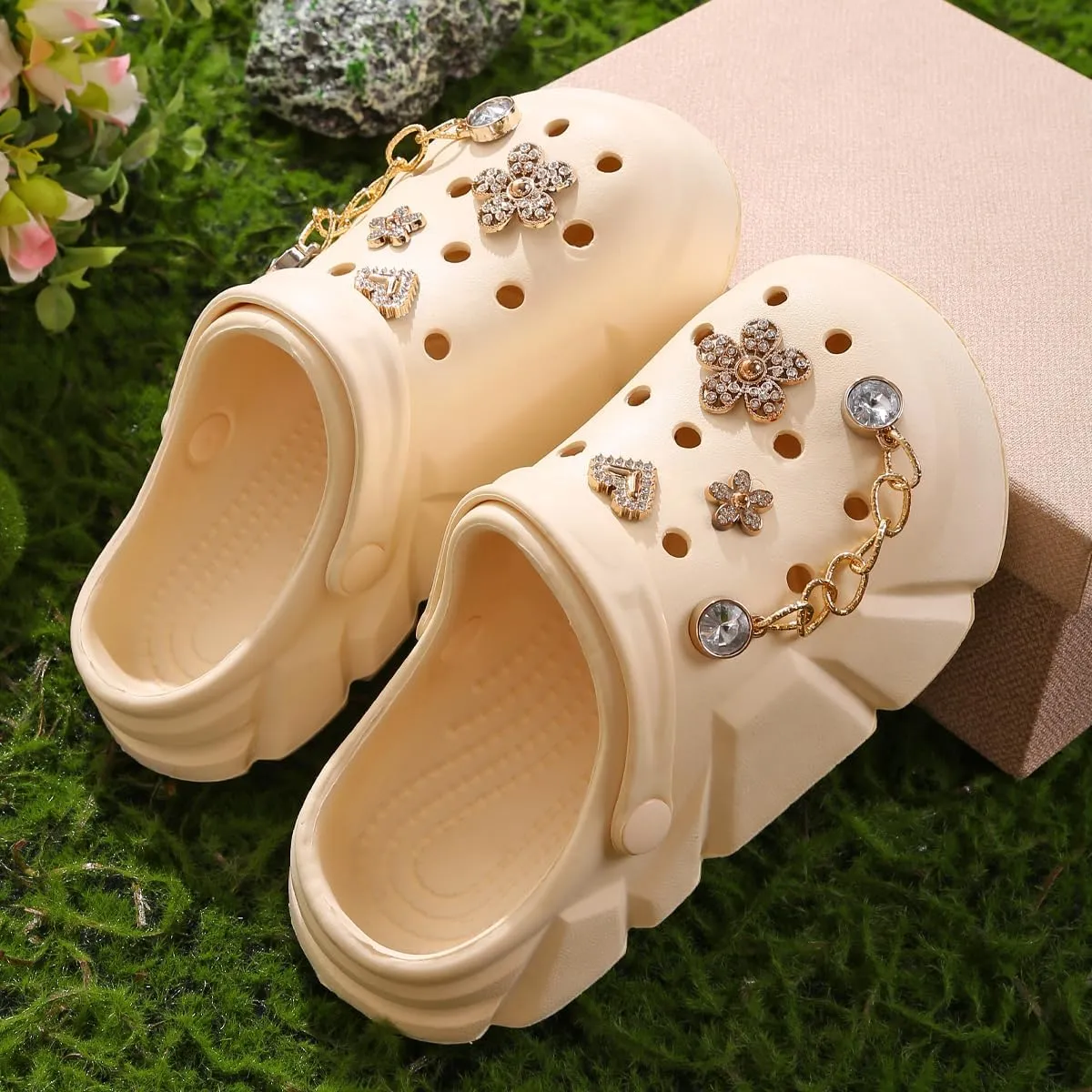 Cute Butterfly-Themed Lightweight Girls' Clogs, Platform Soft Sole Closed Toe EVA Home Garden Clog Shoes, Two-Way Wear Breathable Beach Clogs, Trendy Non-Slip Slip-On Sandals for Outdoor Indoor
