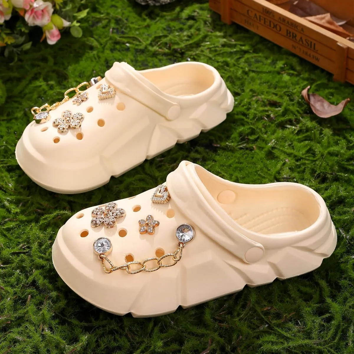 Cute Butterfly-Themed Lightweight Girls' Clogs, Platform Soft Sole Closed Toe EVA Home Garden Clog Shoes, Two-Way Wear Breathable Beach Clogs, Trendy Non-Slip Slip-On Sandals for Outdoor Indoor