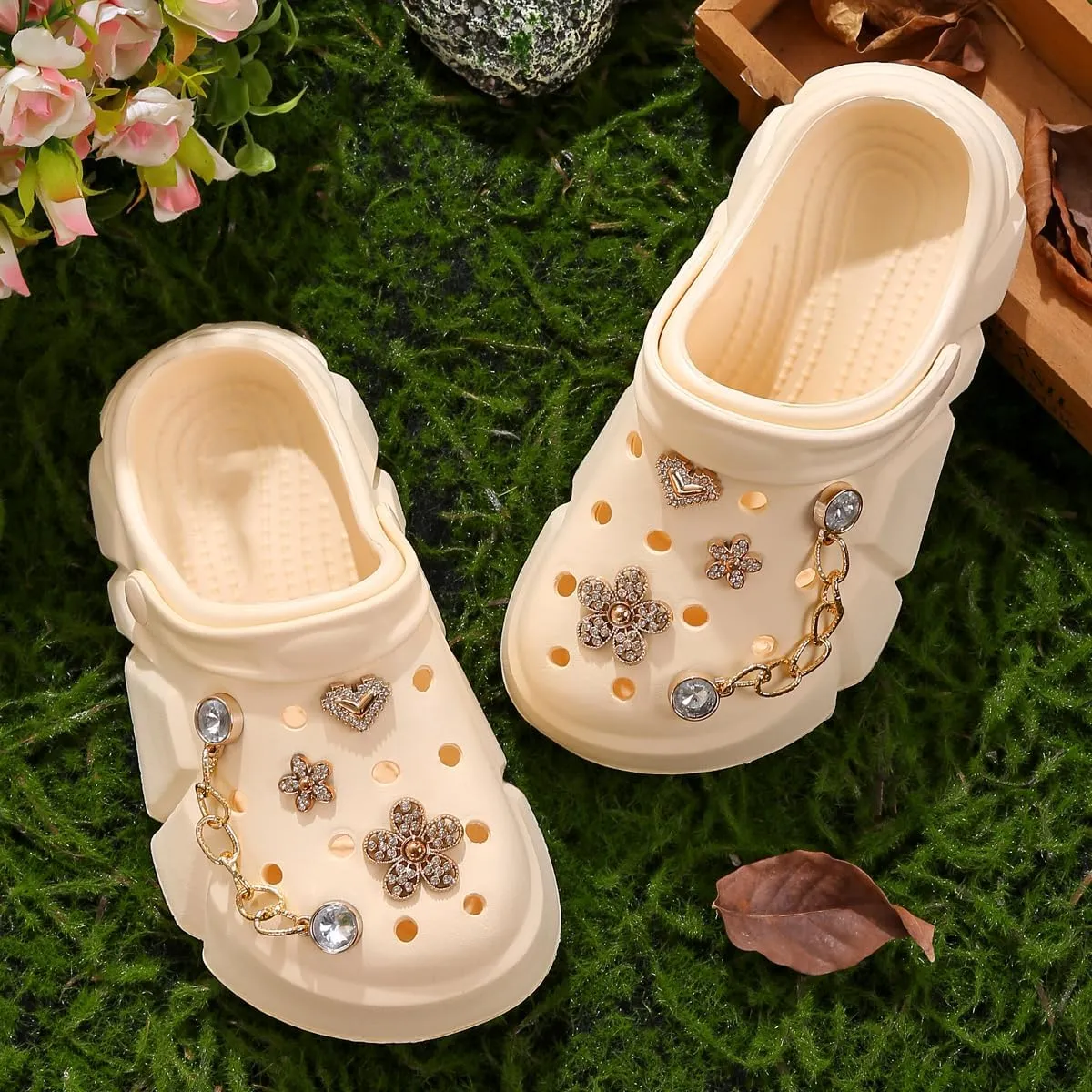Cute Butterfly-Themed Lightweight Girls' Clogs, Platform Soft Sole Closed Toe EVA Home Garden Clog Shoes, Two-Way Wear Breathable Beach Clogs, Trendy Non-Slip Slip-On Sandals for Outdoor Indoor