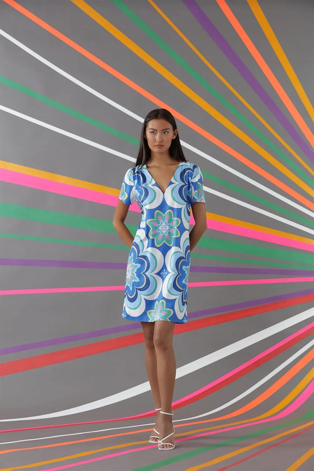 Donna Morgan Women's Sleek V-Neck Shift Dress