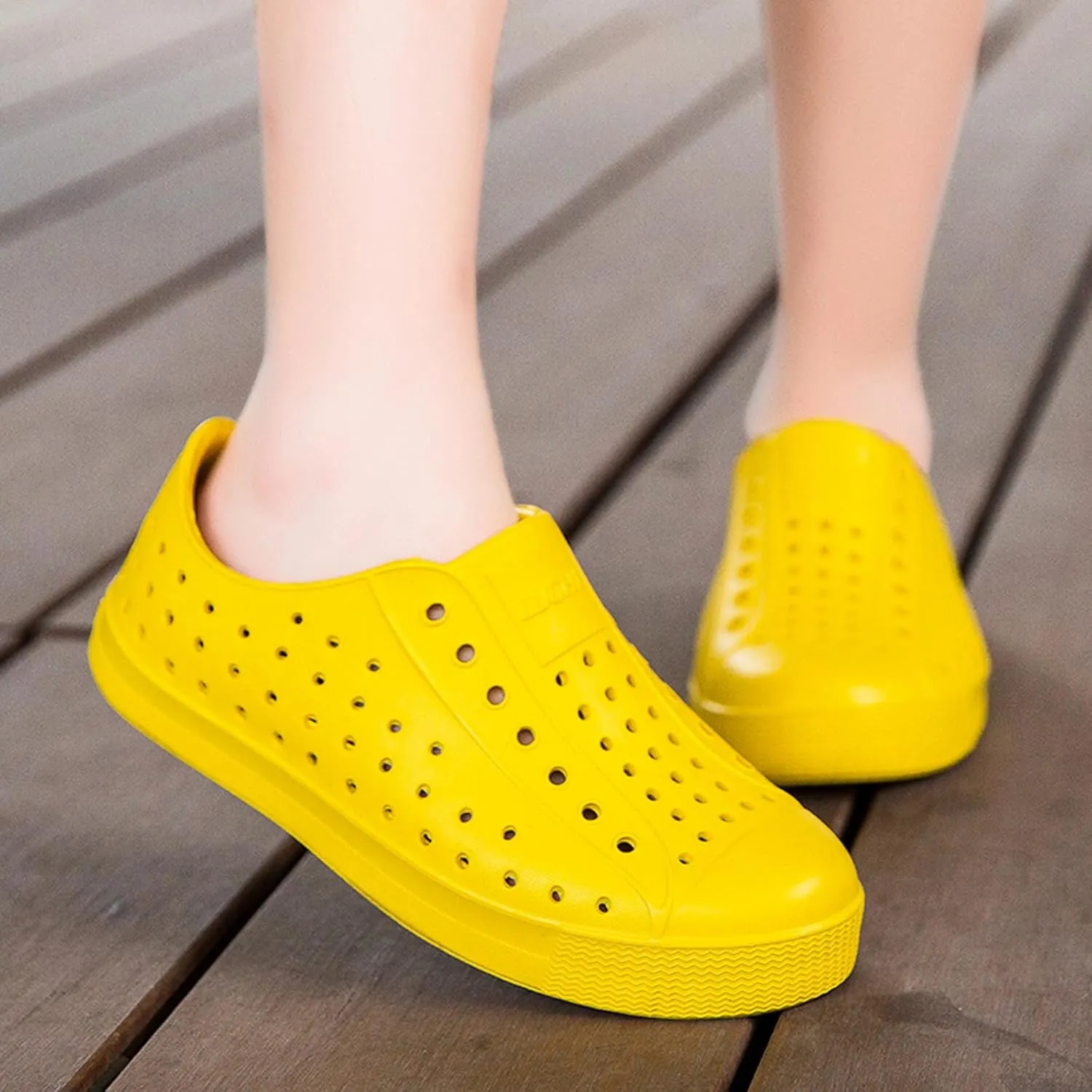 Kids’ Colorful Slip-On Garden Clogs, Lightweight Waterproof & Breathable Shoes with Non-Slip Sole, Available in Fun Colors for Outdoor Play, Beach, and Everyday Adventures