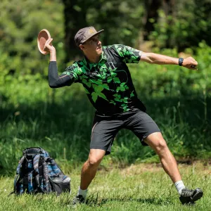 Lone Star Disc Glow Mad Cat | Overstable Disc Golf Fairway Driver | Glows in The Dark | Great for Forehand and Backhand Shots | Colors May Vary