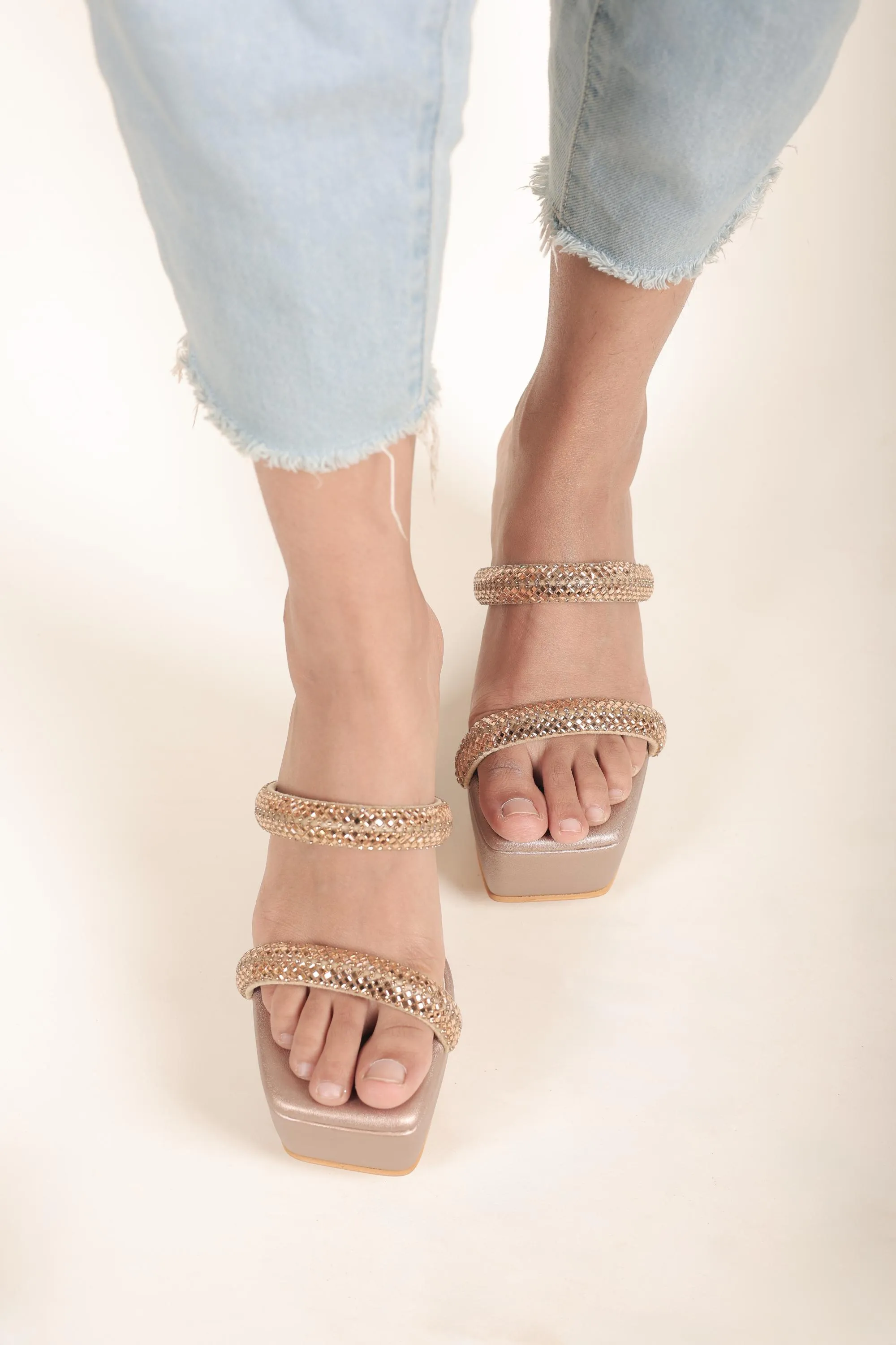 Parallel straps wedges in light gold
