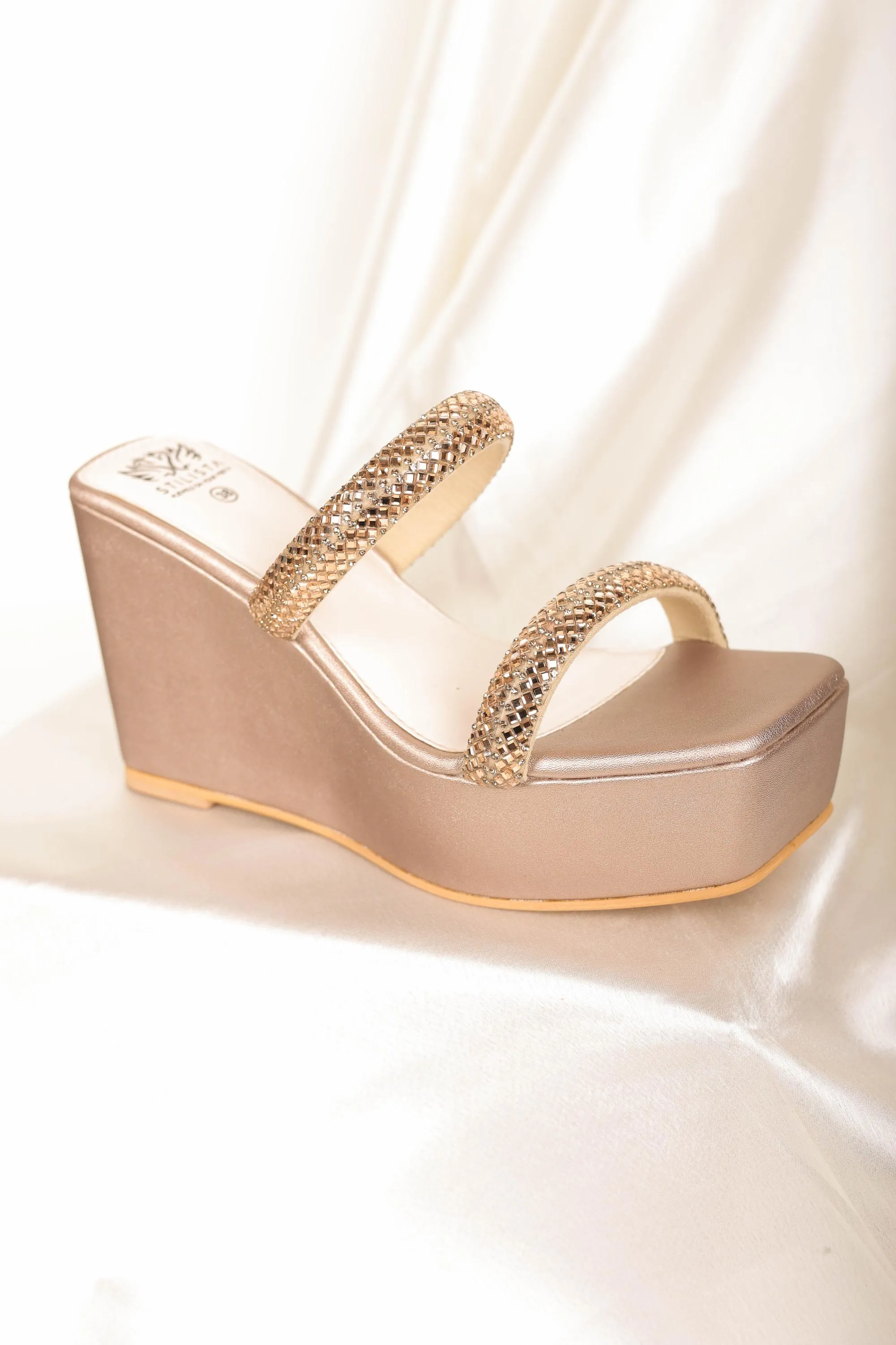 Parallel straps wedges in light gold