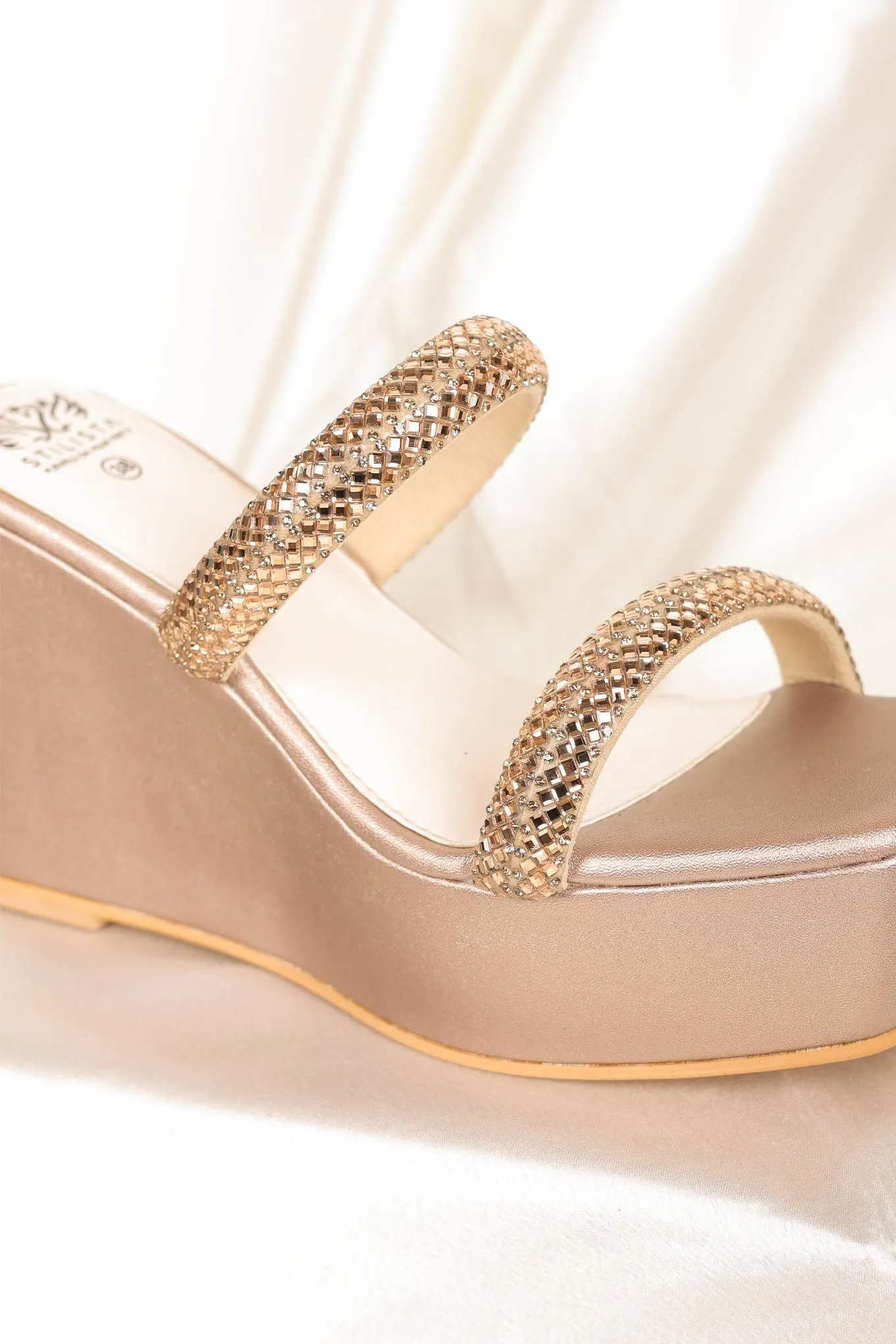 Parallel straps wedges in light gold