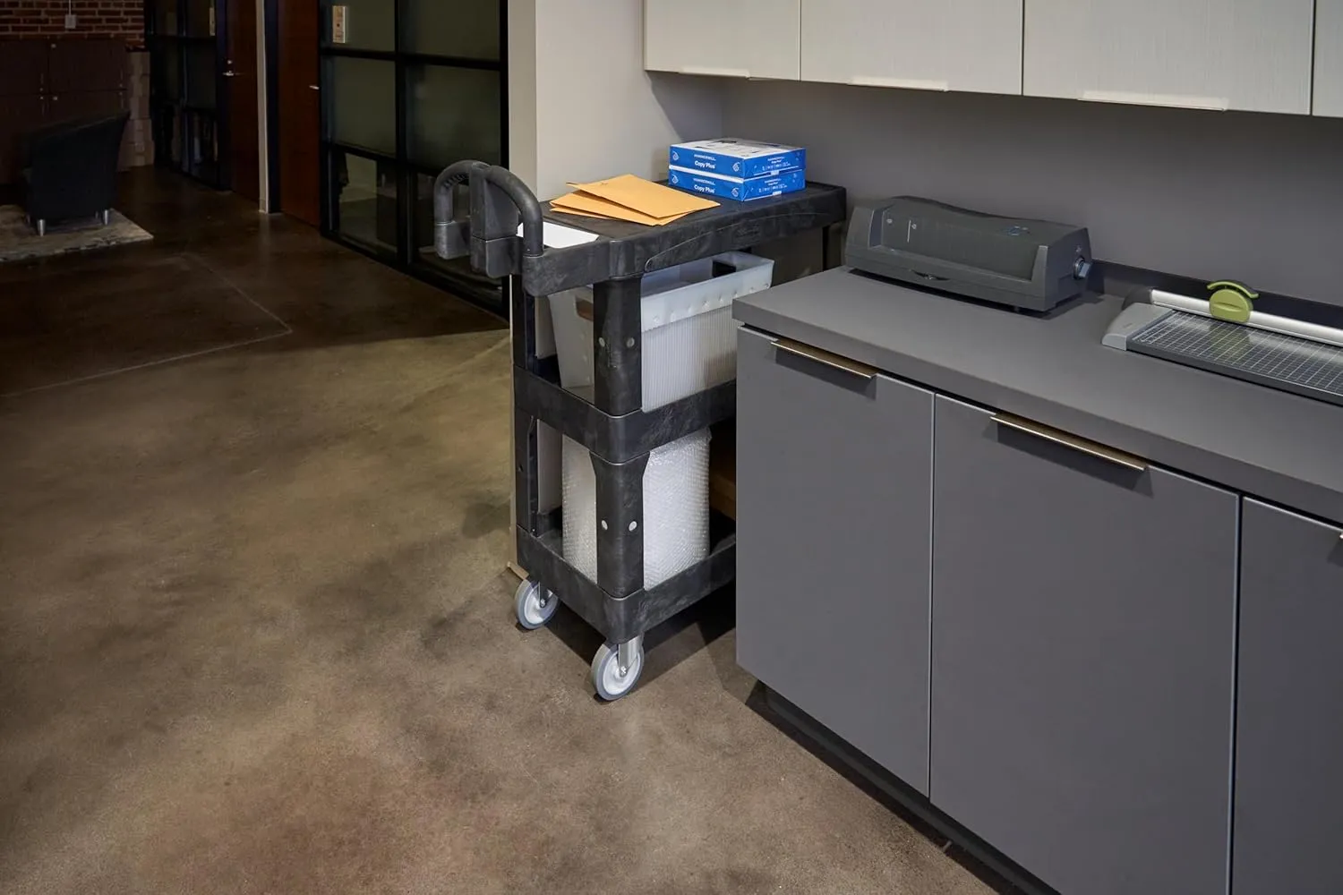 Rubbermaid Commercial Brute Heavy Duty 3-Shelf Utility/Service Cart, Small, Flat Shelves, Ergonomic Handle, 600 lbs. Capacity, for Retail Stores/Garage/Cleaning/Maintenance