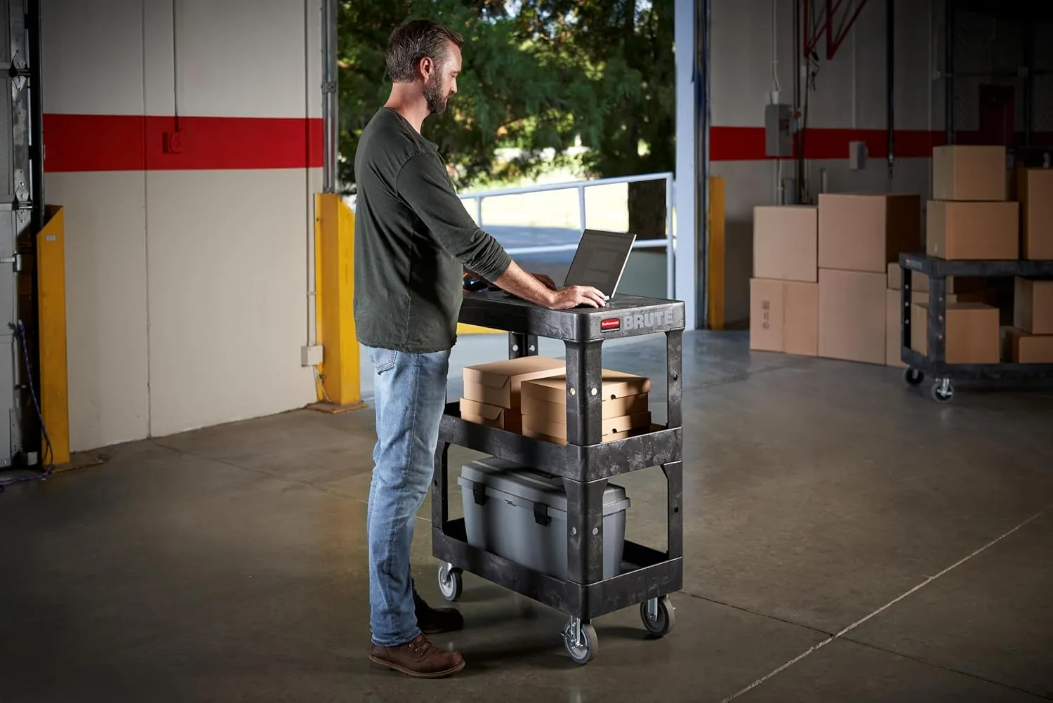 Rubbermaid Commercial Brute Heavy Duty 3-Shelf Utility/Service Cart, Small, Flat Shelves, Ergonomic Handle, 600 lbs. Capacity, for Retail Stores/Garage/Cleaning/Maintenance