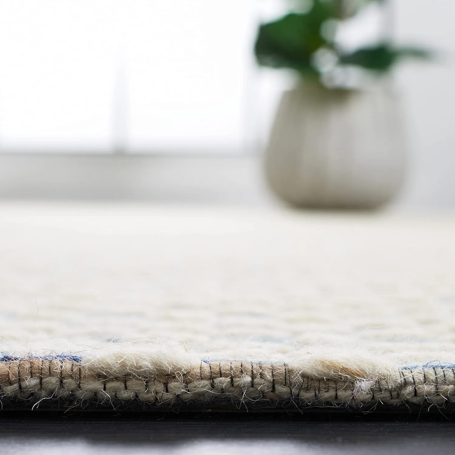 SAFAVIEH Marbella Collection Area Rug - 8' x 10', White & Navy, Handmade Wool, Ideal for High Traffic Areas in Living Room, Bedroom (MRB158N)