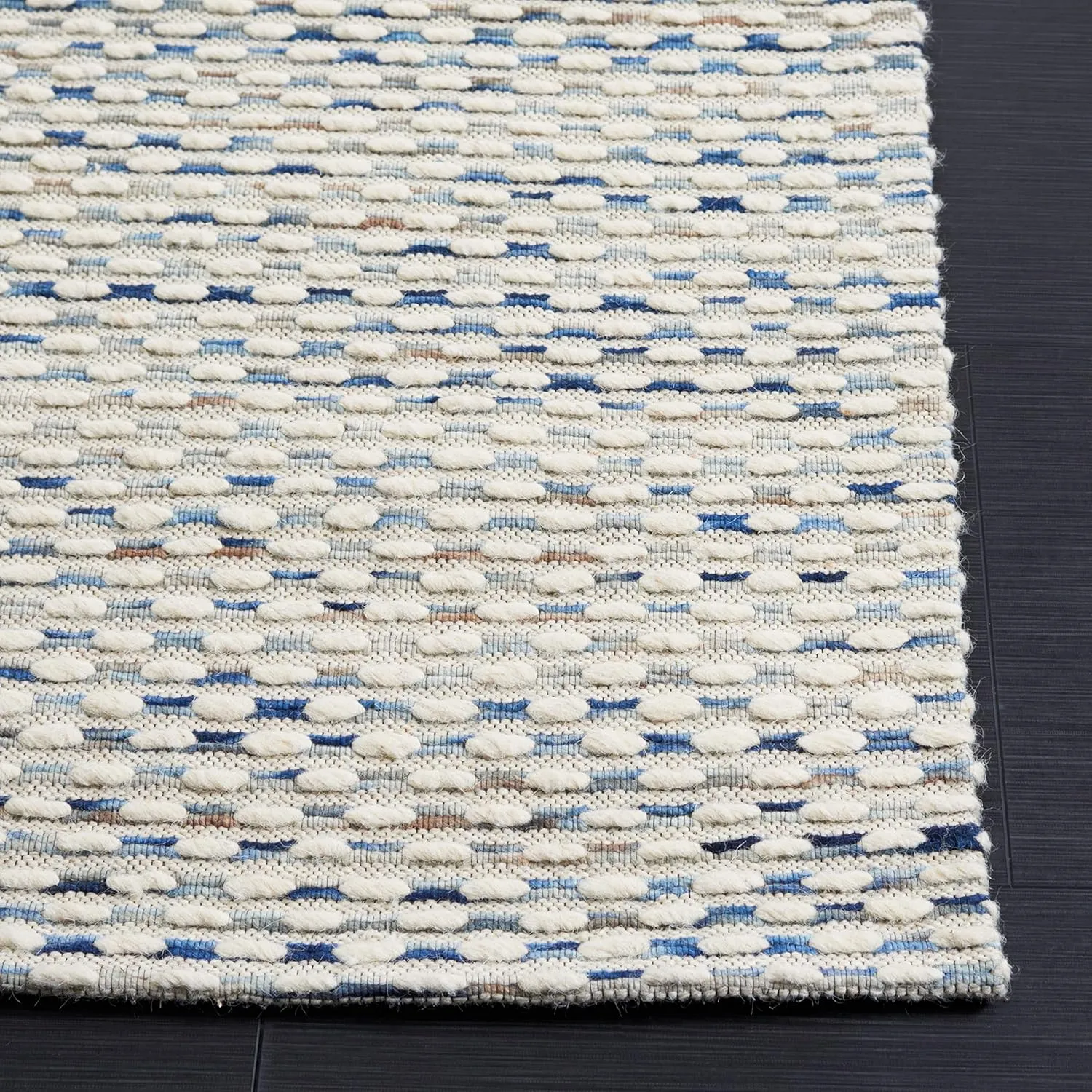 SAFAVIEH Marbella Collection Area Rug - 8' x 10', White & Navy, Handmade Wool, Ideal for High Traffic Areas in Living Room, Bedroom (MRB158N)