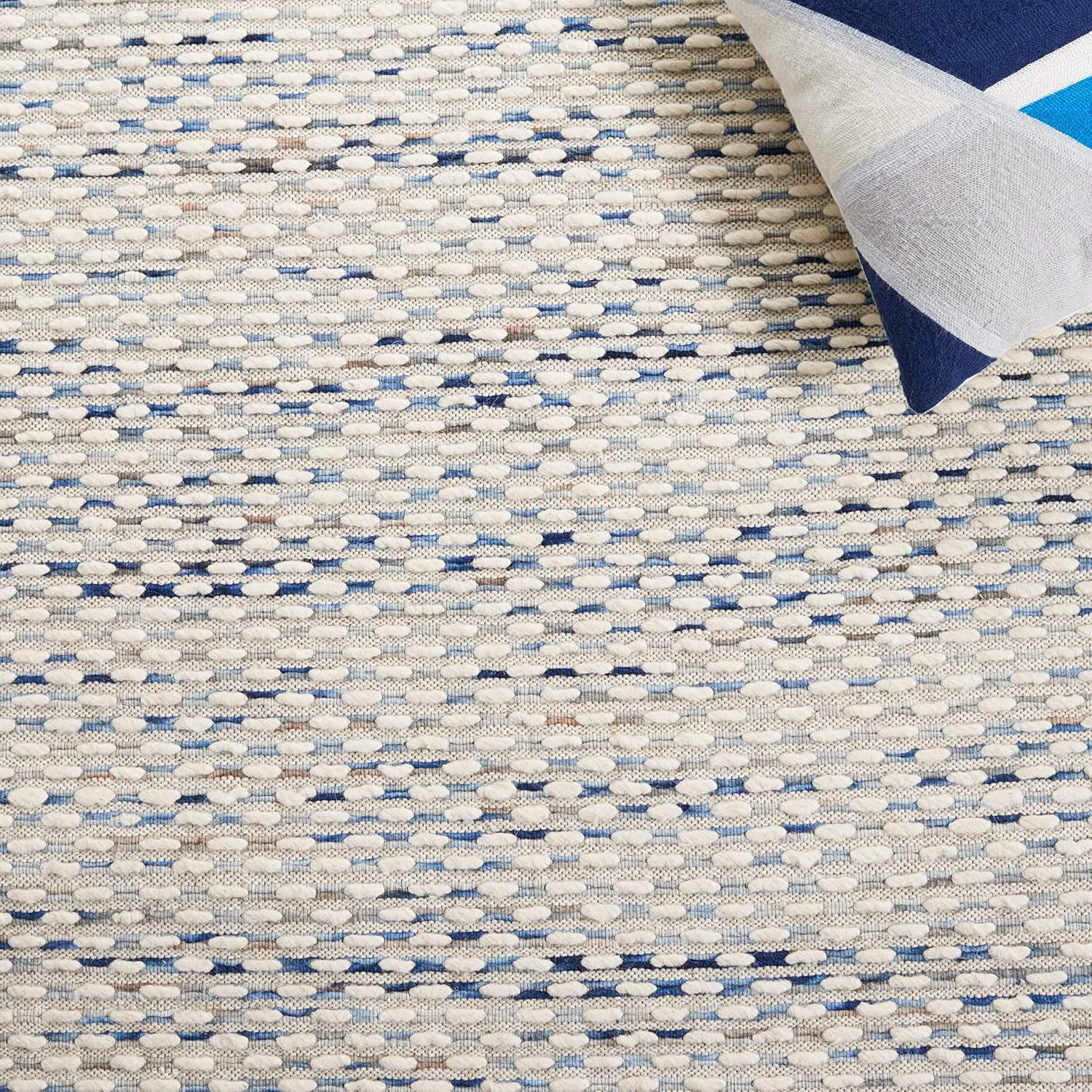 SAFAVIEH Marbella Collection Area Rug - 8' x 10', White & Navy, Handmade Wool, Ideal for High Traffic Areas in Living Room, Bedroom (MRB158N)