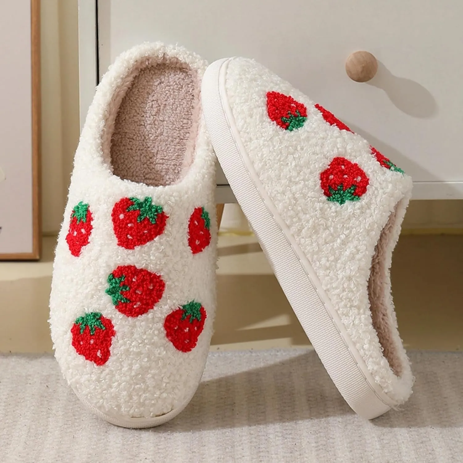 Strawberry Slippers for Women Men Indoor Comfy Cute Couple Plush Warm Home Slippers Slides Winter Cozy Soft Non Slip House Bedroom Outdoor Shoes Slip On Fuzzy Slippers