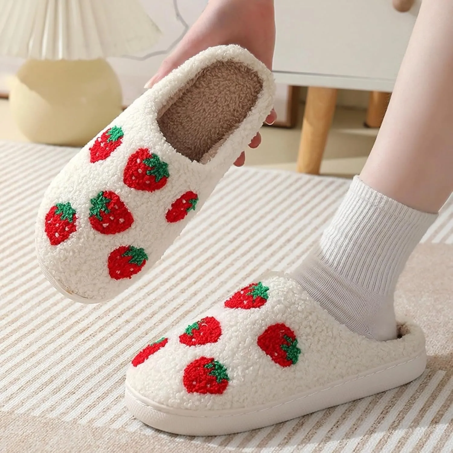 Strawberry Slippers for Women Men Indoor Comfy Cute Couple Plush Warm Home Slippers Slides Winter Cozy Soft Non Slip House Bedroom Outdoor Shoes Slip On Fuzzy Slippers