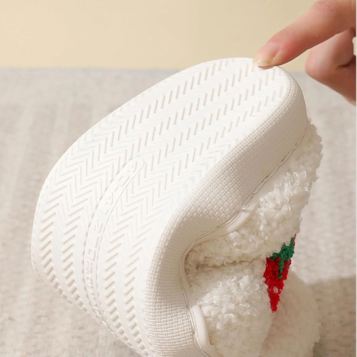 Strawberry Slippers for Women Men Indoor Comfy Cute Couple Plush Warm Home Slippers Slides Winter Cozy Soft Non Slip House Bedroom Outdoor Shoes Slip On Fuzzy Slippers